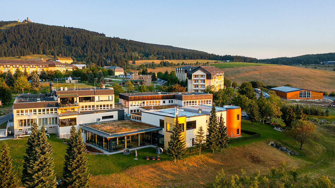 Das Resort-Hotel Elldus Resort im Sommer am Fuße des Fichtelbergs